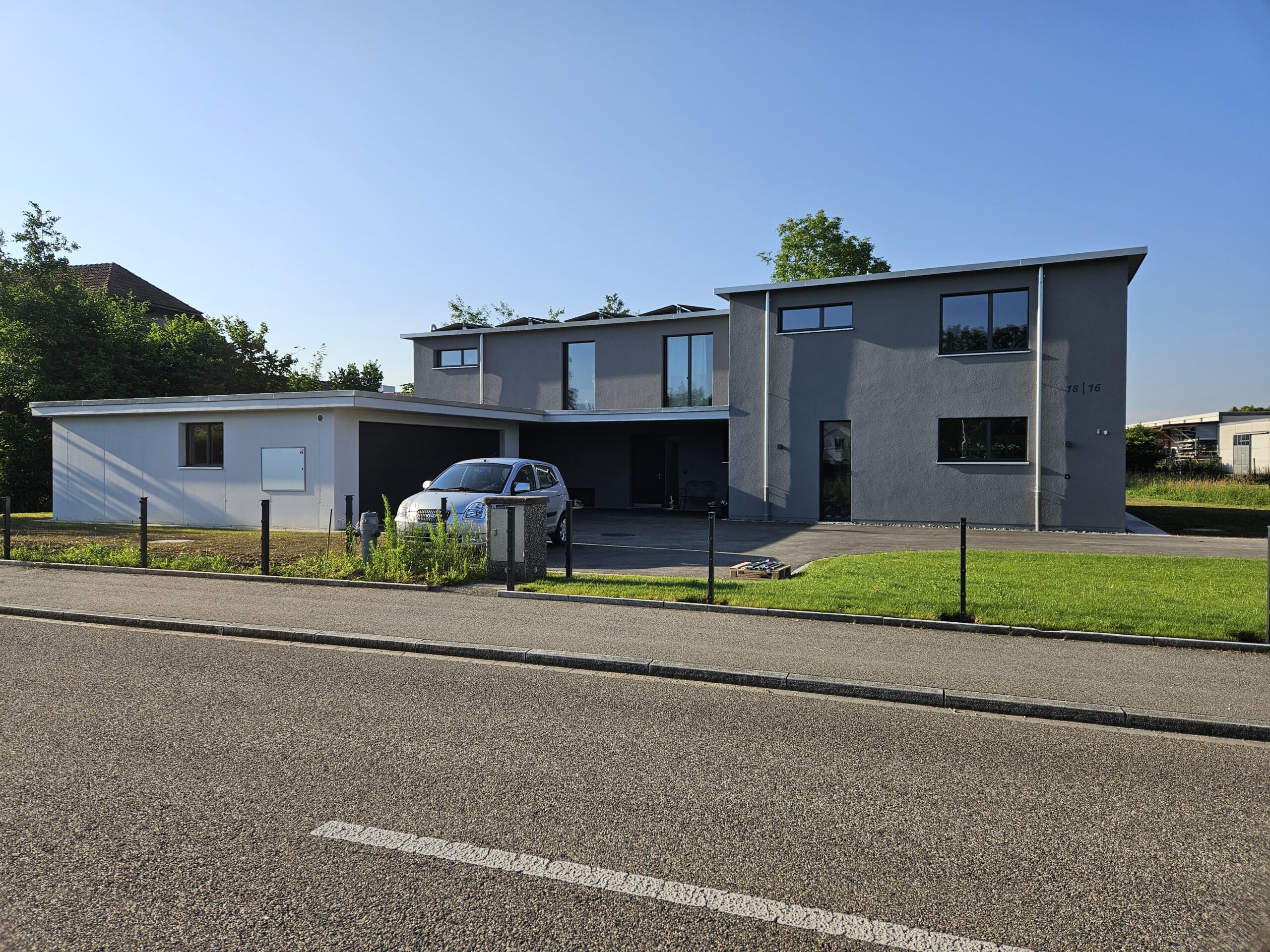 Fassadenansicht mit Garage und Photovoltaikanlage