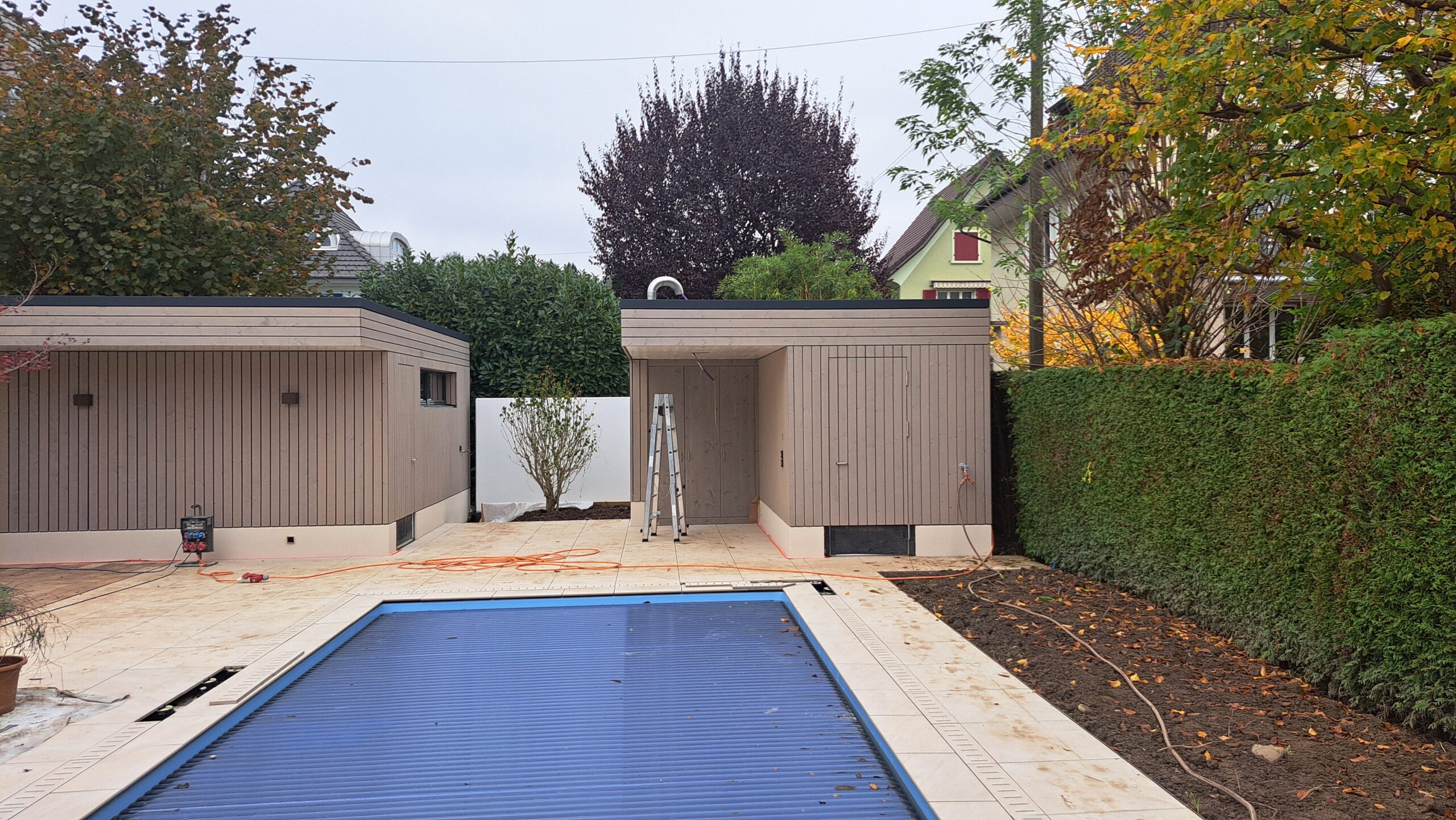 Pool mit Poolhaus und Garage