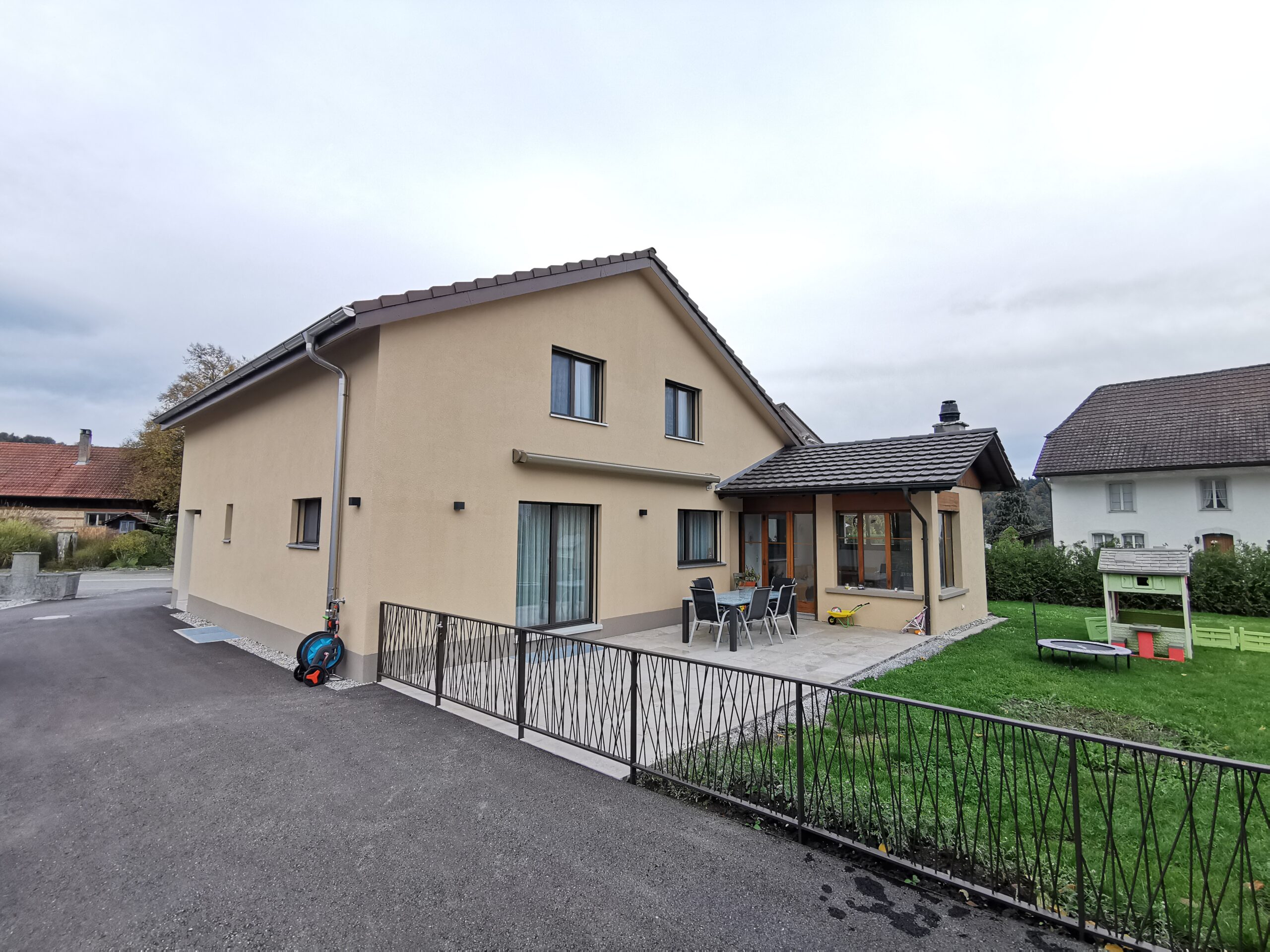 Einfamilienhaus mit Garten und Einfriedung