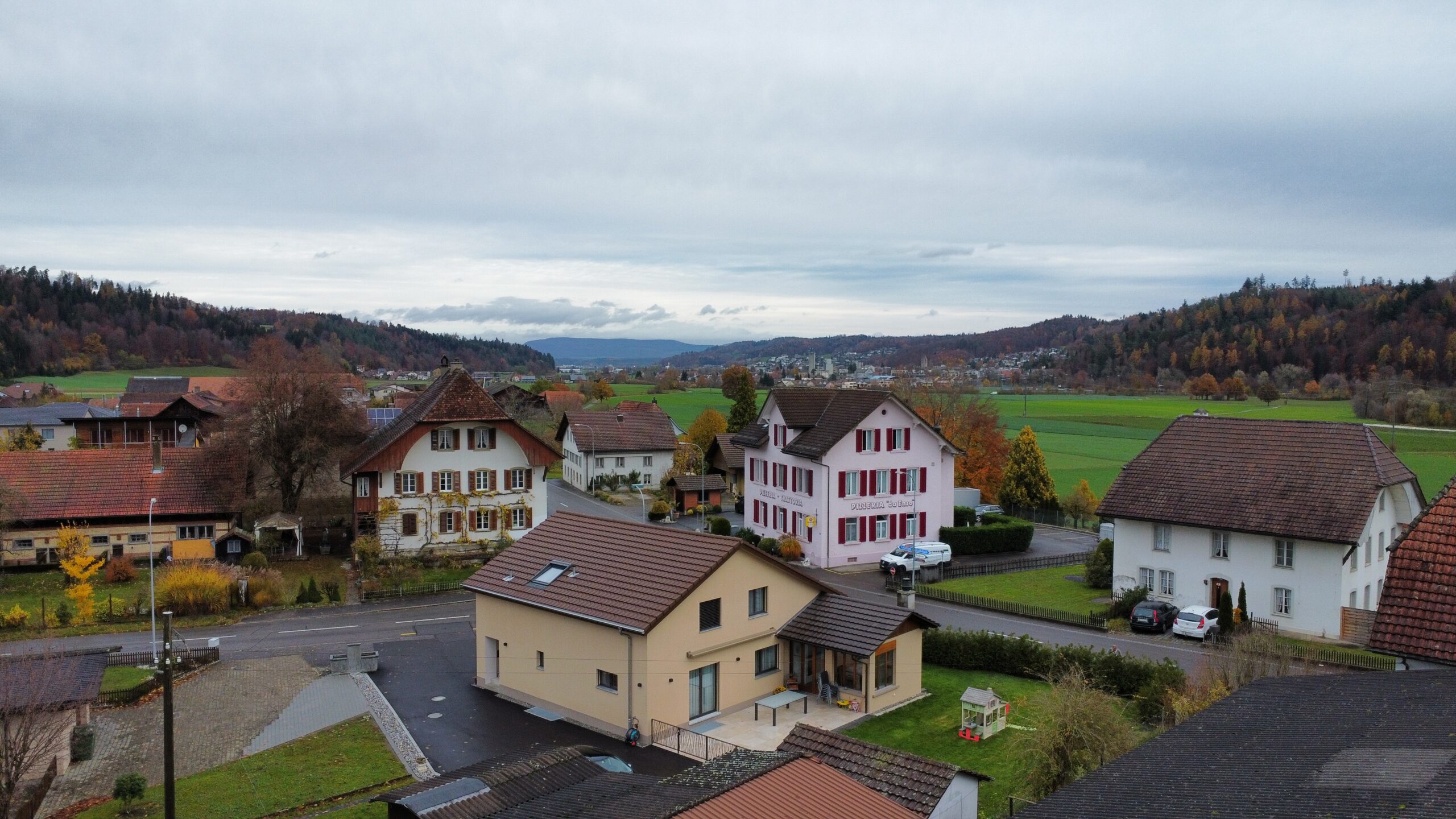Umbau mitten im Dorfzentrum mit grosszügigem Garten