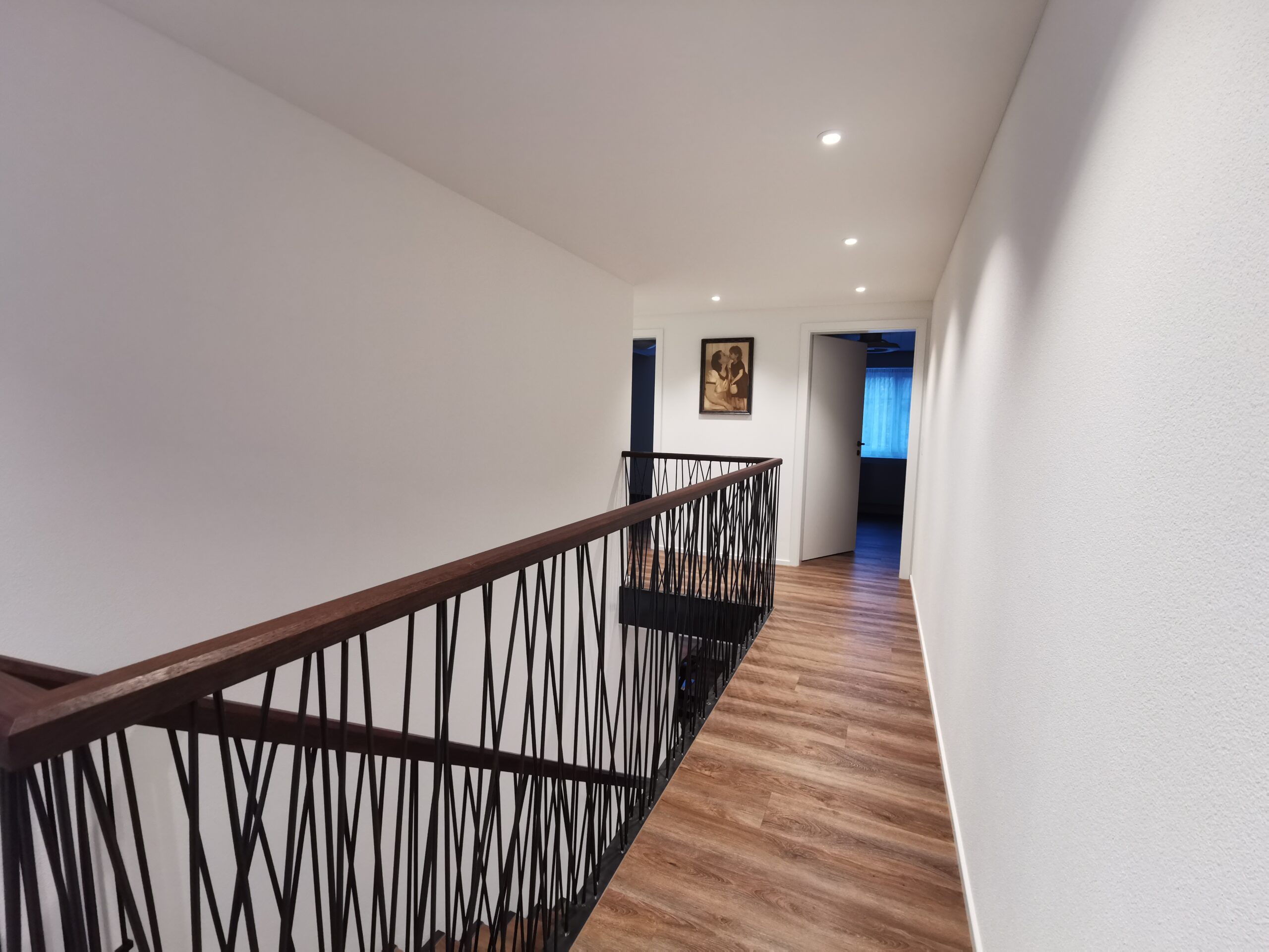 Gang mit kunstvollem Treppengeländer