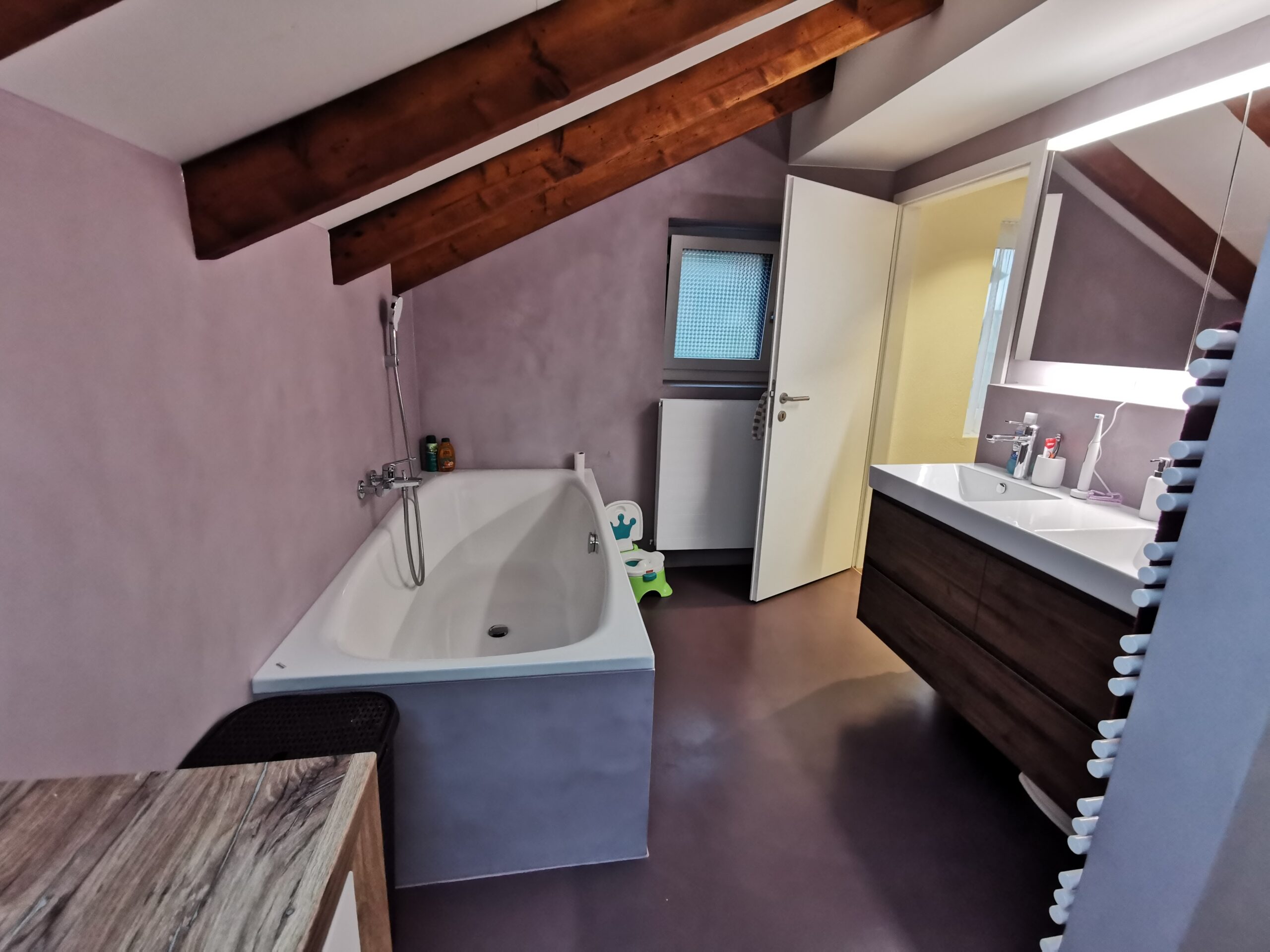 Lila Bad unter Dachschräge