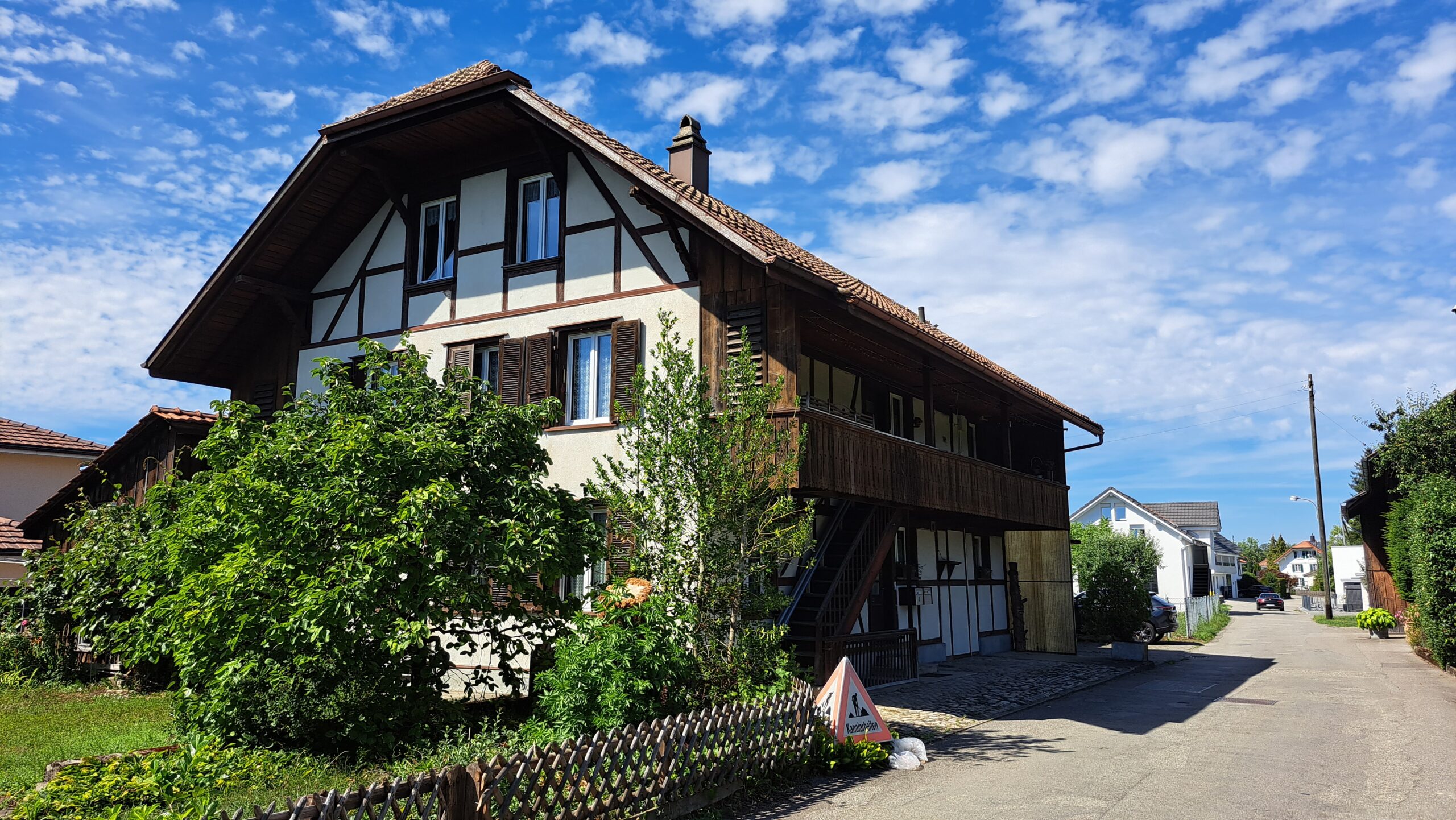 Aussenansicht bestehendes Zweifamilienhaus