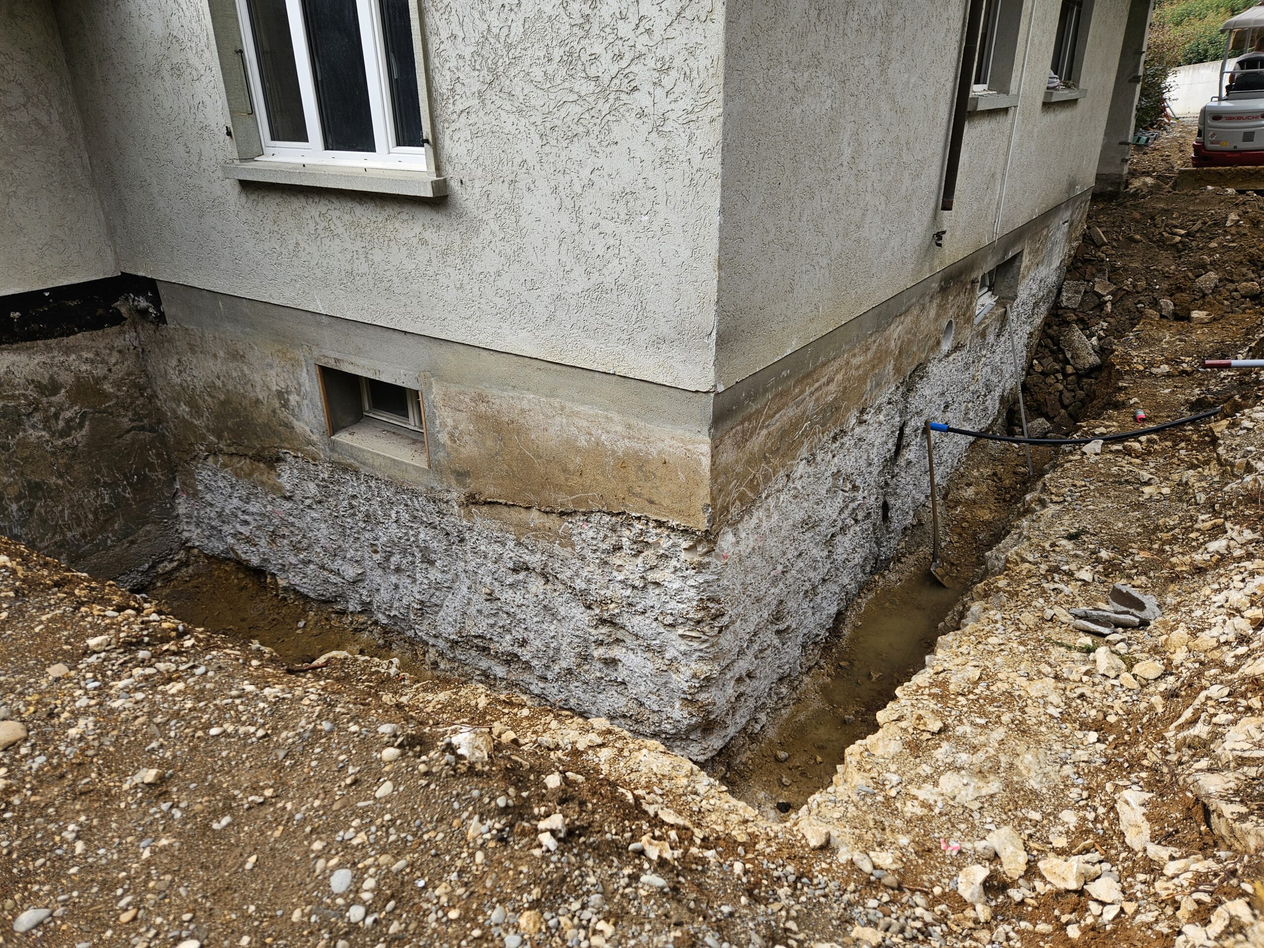 Abgrabung und Spitzarbeiten Untergeschoss Aussenwand