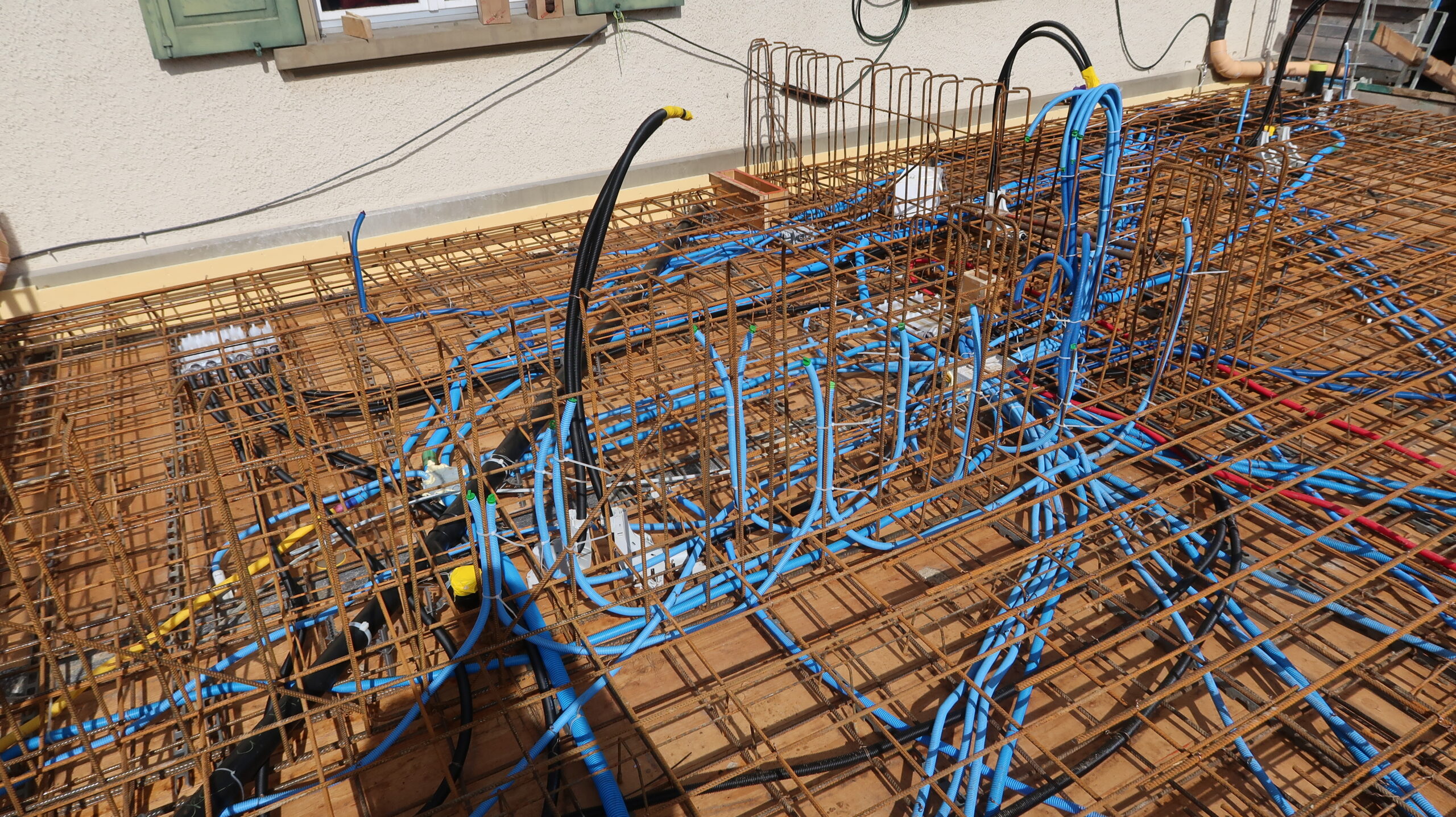 Armierung und Leitungen