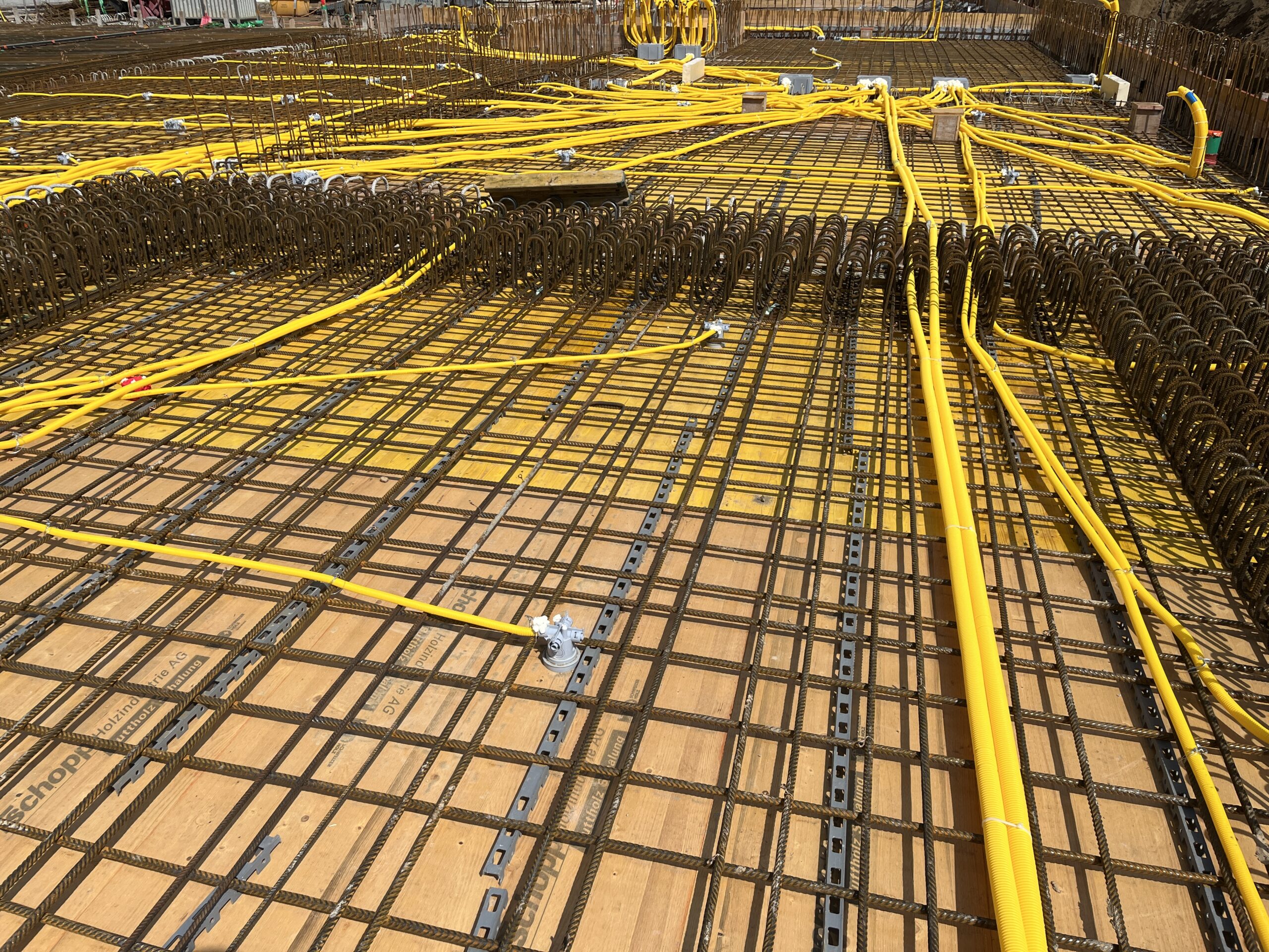 Betondecke mit Armierung und Elektrorohre