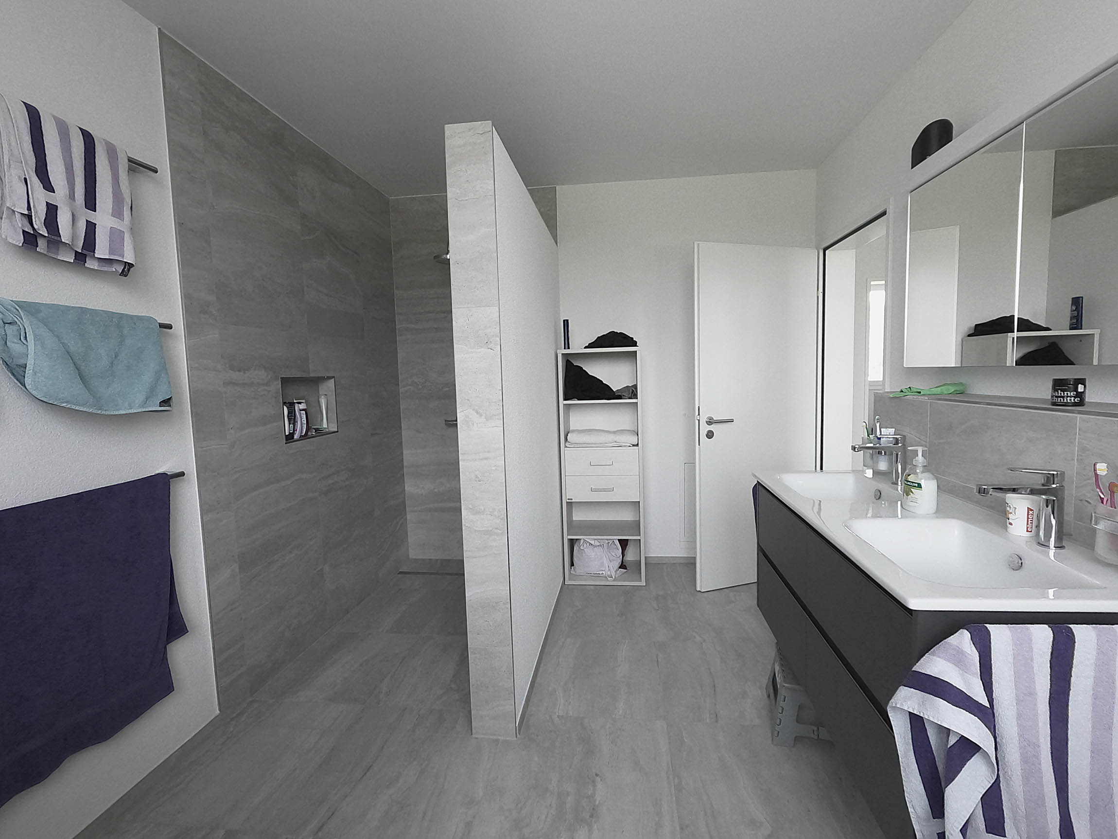 Badezimmer Grosszügige Dusche