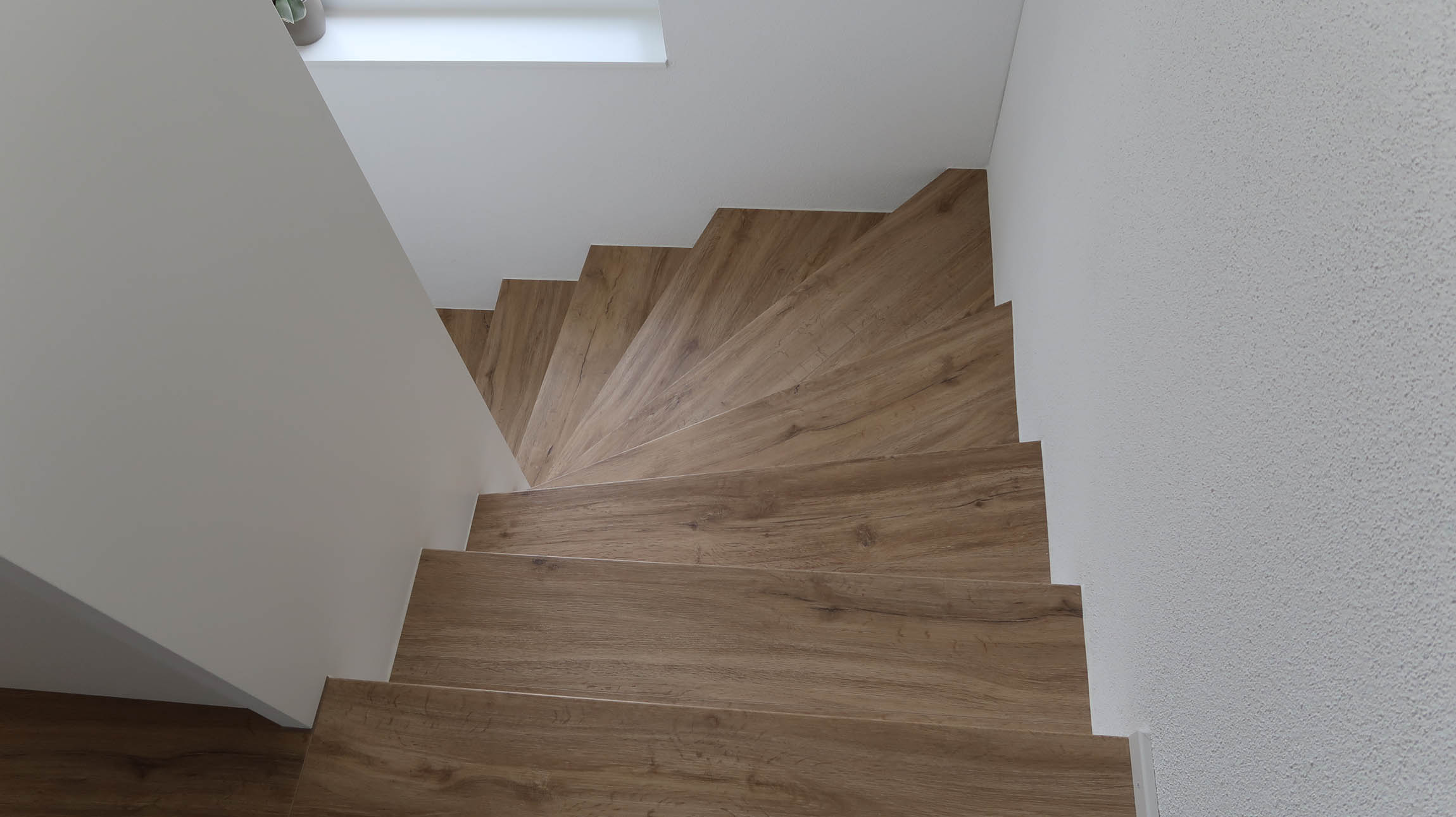 Treppenhaus in warmen Farben