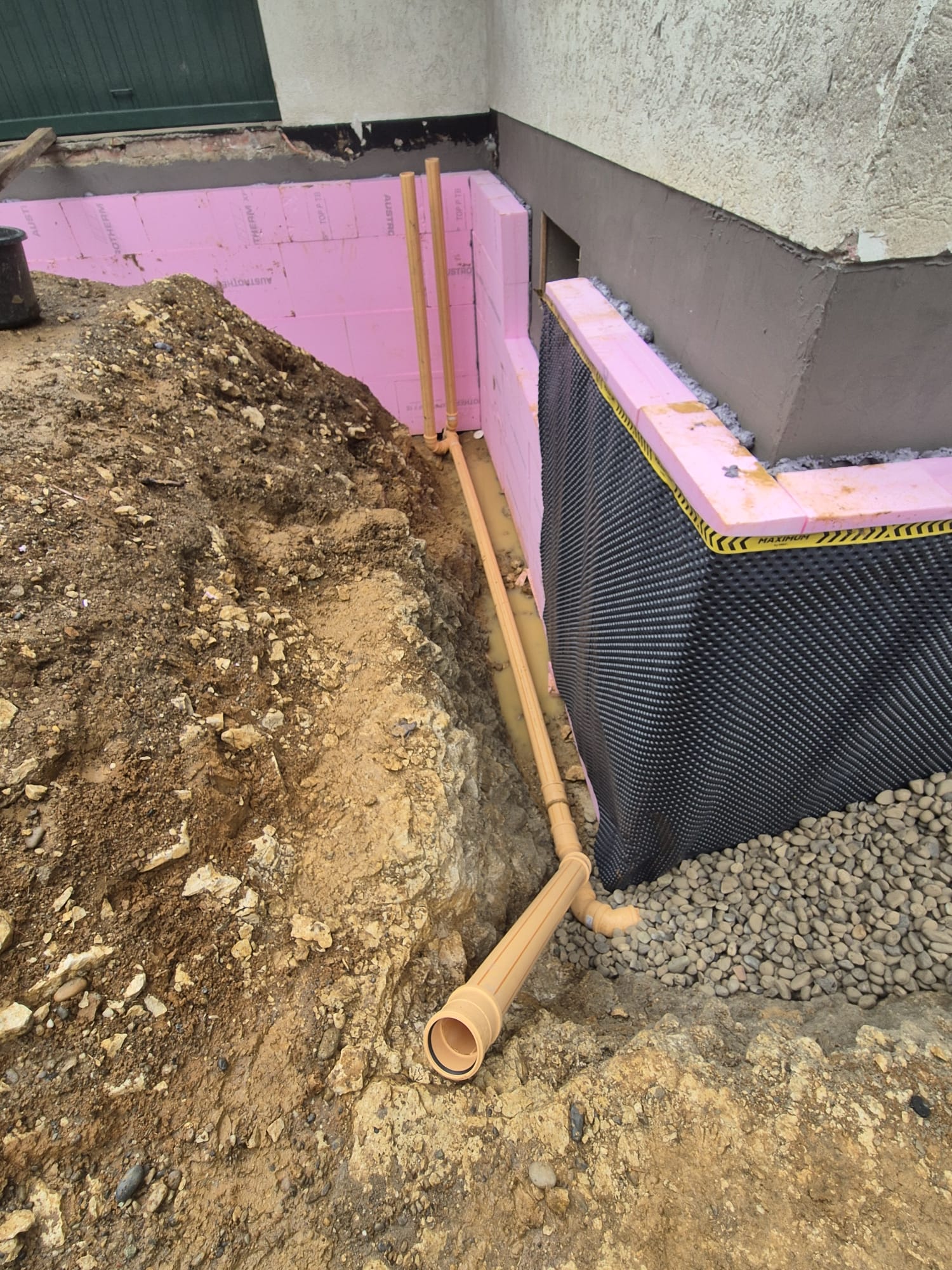 Kellerwände Abdichtung, Perimeterdämmung und Dachwasserleitung