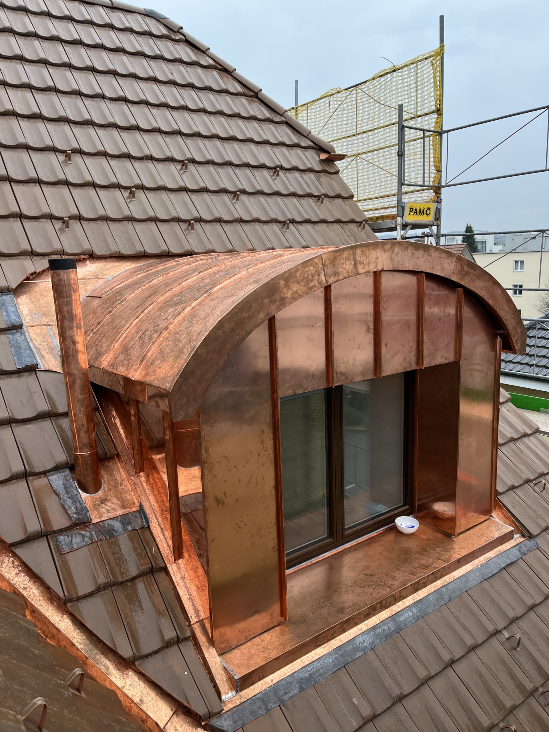 Lukarne mit Korbbodendach aus Kupfer
