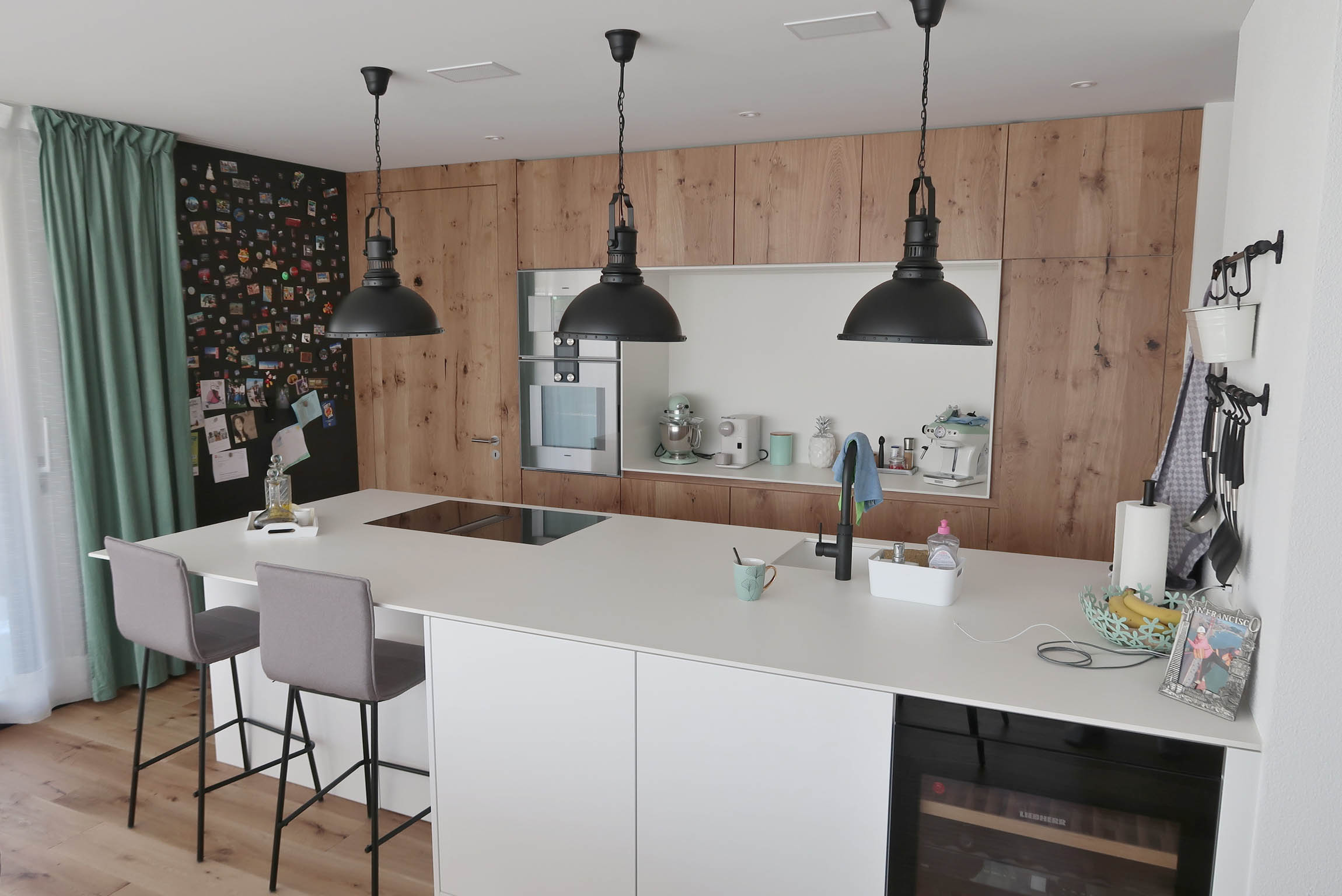 Küche in warmen Farben und Holzoberflächen