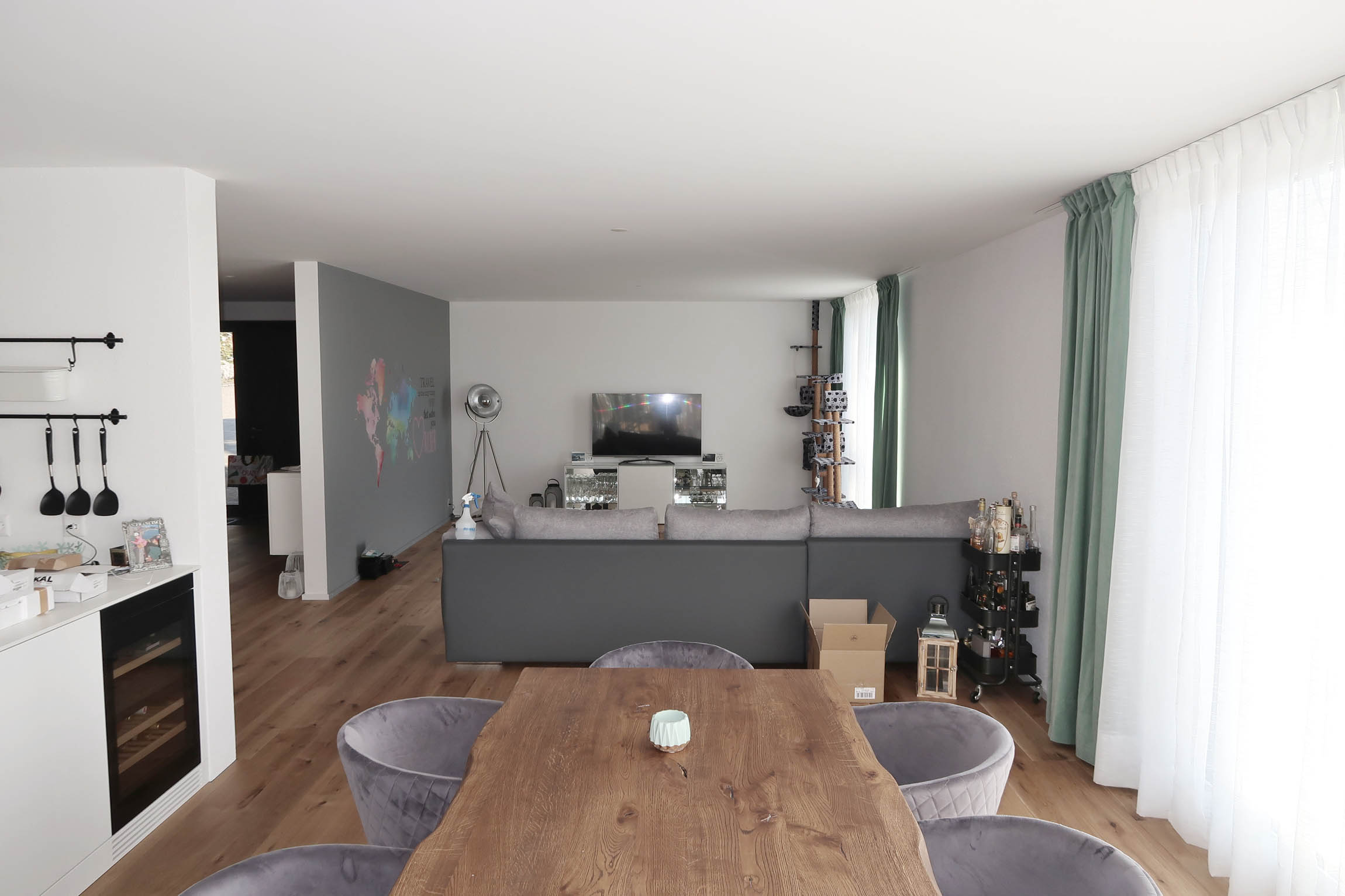 Wohn und Essbereich, Weinkühlschrank und Tapete