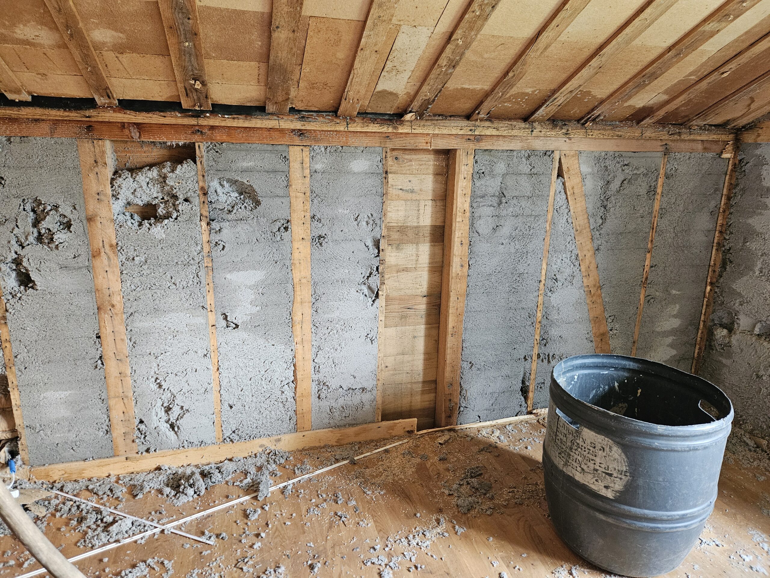 Sofortmassnahme - nasse Zelluloseausflockung entfernen