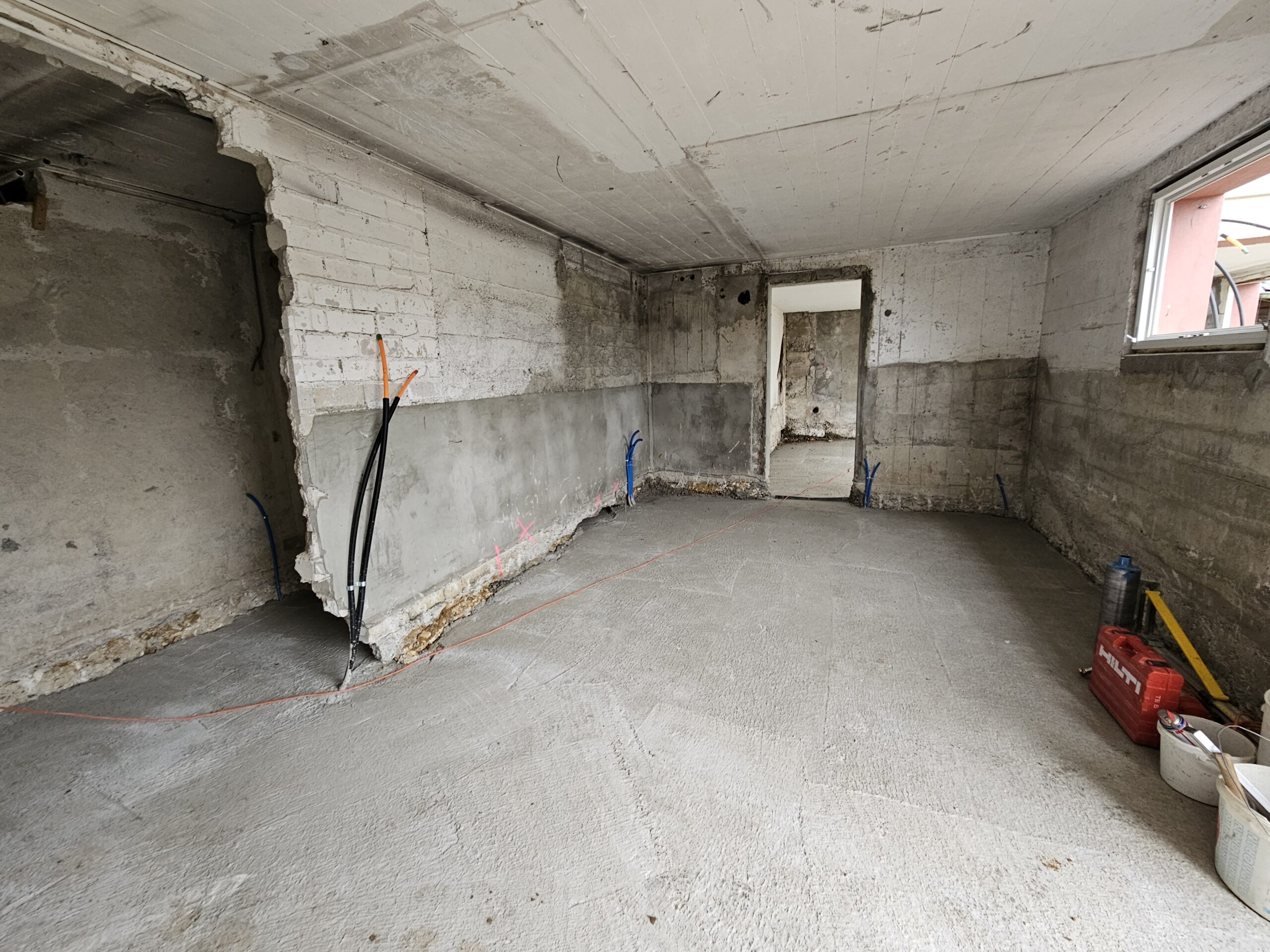 Neue Bodenplatten im Untergeschoss aus Faserbeton